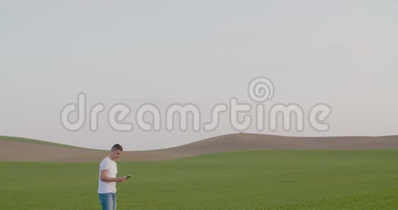农民在农田调查中使用数字平板视频的预览图