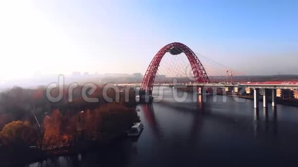 从空中俯瞰穿过莫斯科河的图片桥红斜拉桥上的汽车交通视频的预览图