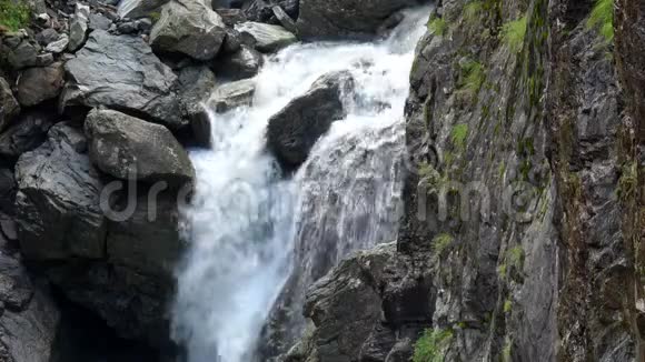在俄罗斯高加索的国家公园邓拜山上观赏瀑布视频的预览图