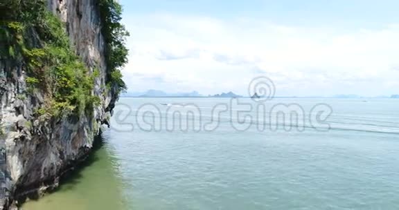 海景美丽的石灰岩岩层视频的预览图