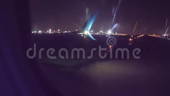 在机场降落起飞飞机飞行概念飞机在机场晚上起飞视频的预览图