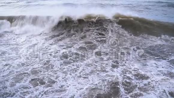 海上风暴巨大的波浪在海岸上撞击和喷射慢动作视频的预览图