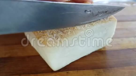 肥用刀割厨房慢动作视频的预览图