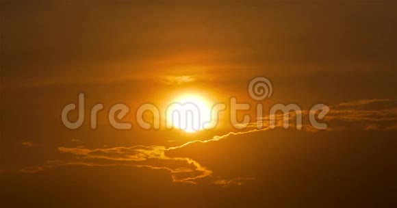 乌云密布的天空上美丽的橙色日落时间视频的预览图