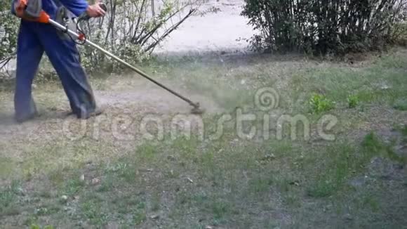 男子用便携式割草机割草视频的预览图
