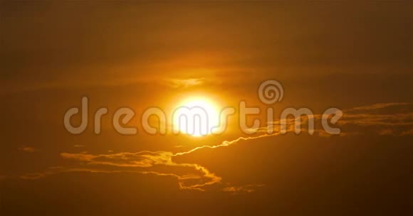 乌云密布的天空上美丽的橙色日落时间视频的预览图