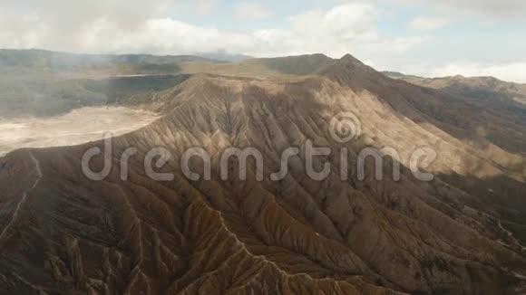 火山口火山GunungBromoJawa印度尼西亚视频的预览图