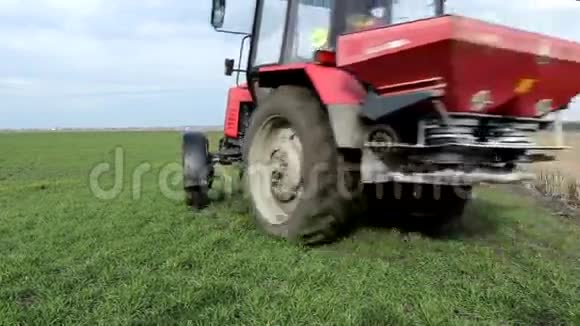 拖拉机追肥小麦视频的预览图