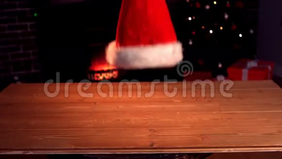 圣诞帽落在桌子上视频的预览图