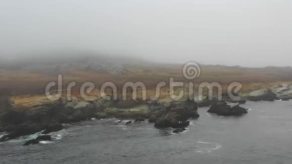 厚雾和落基北加州海岸的鸟瞰图视频的预览图