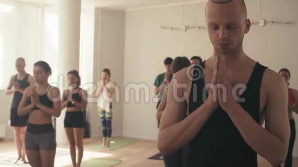 瑜伽工作室的一群人视频的预览图