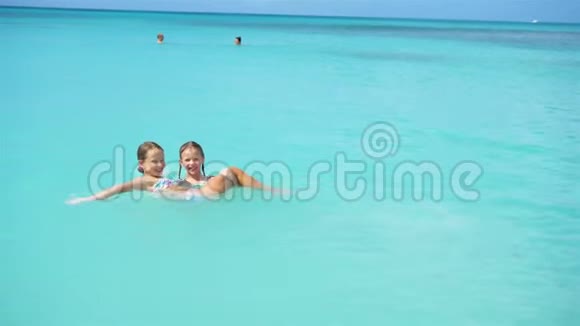 暑假里快乐的小女孩在海里游泳视频的预览图