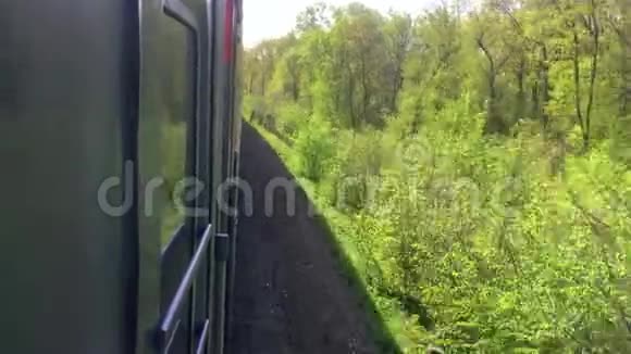 铁路出行理念火车头列车与客车车厢之间的铁路外移自然美景视频的预览图