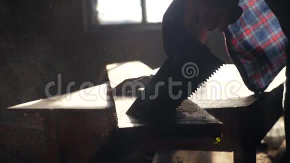 匠心手工与工艺概念慢动作视频木工在车间锯树锯阳光的生活方式视频的预览图