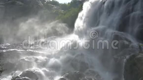 俄罗斯高加索多巴伊国家公园山景瀑布视频的预览图