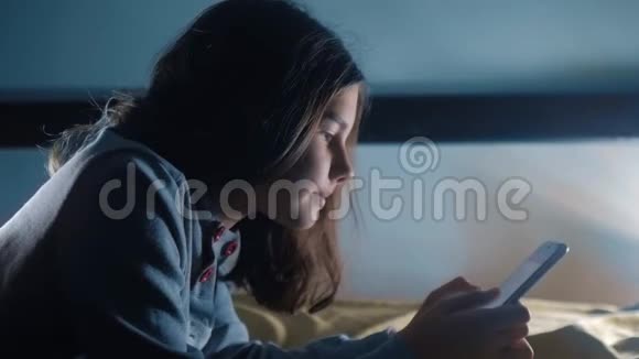 少女和智能手机小青少年帽女孩写生活方式信息聊天在社交媒体信使之夜视频的预览图