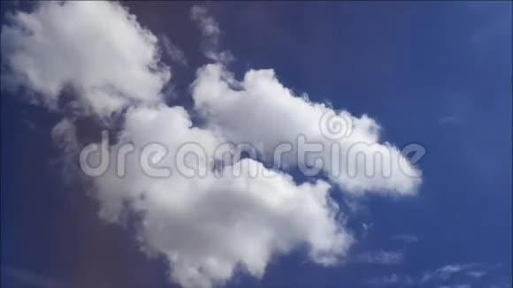 漂浮在生动的蓝天上的白色绒毛云视频的预览图