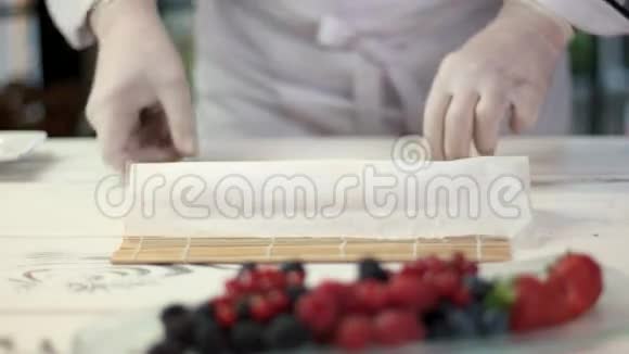 做甜点的厨师视频的预览图