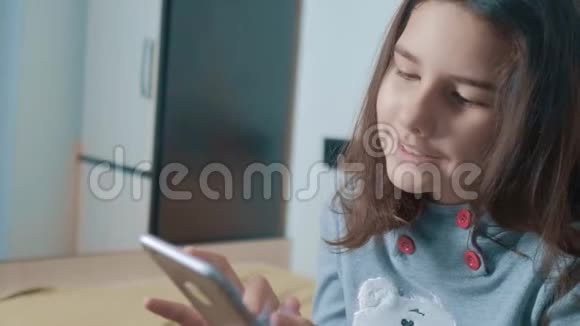 网上购物小女孩在社交媒体信使上写了一条聊天的信息儿童技术和生活方式视频的预览图