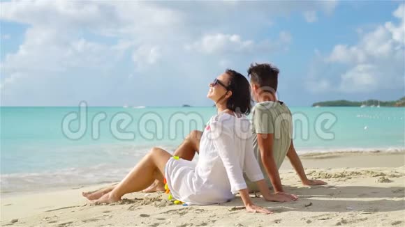 暑假期间在白色海滩上的年轻夫妇快乐的恋人们享受异国海岛的蜜月视频的预览图