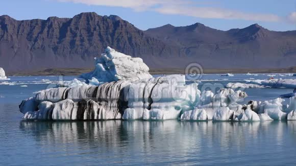 冰岛约库萨尔隆冰川湖浮冰视频的预览图