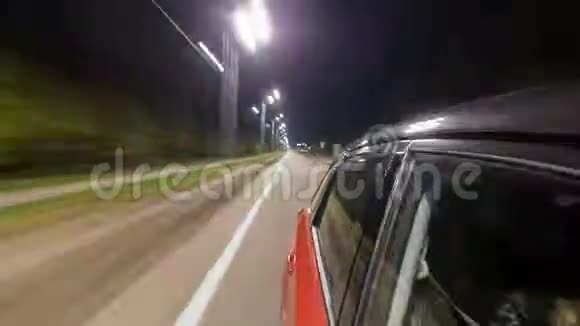 在夜间高速公路上行驶的汽车侧面的漂移视频的预览图
