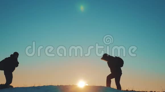 团队合作商务旅行架构概念两名徒步旅行者冬季雪地游客攀登生活方式的顶峰视频的预览图
