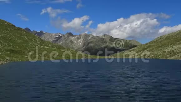 瑞士阿尔卑斯山高山和湖泊高峰的时间间隔视图视频的预览图