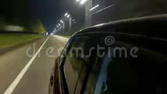 在夜间高速公路上行驶的汽车侧面的漂移视频的预览图