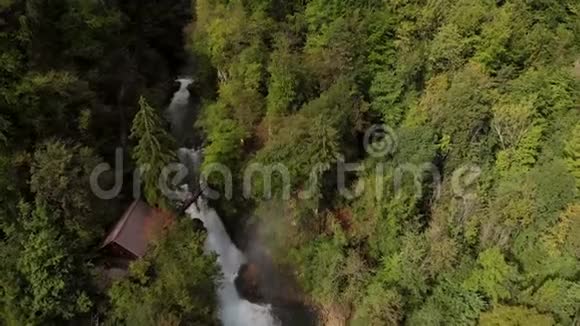 峡谷景观美丽的清澈和快速的水视频的预览图