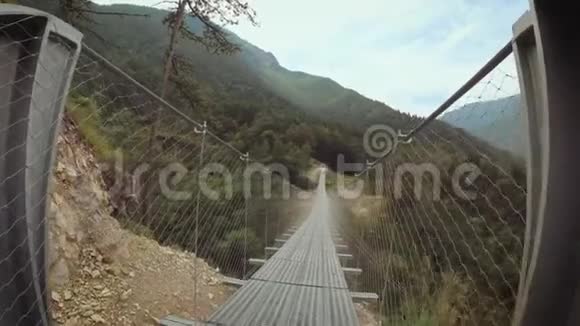 卡多尔村附近山区的吊桥视频的预览图