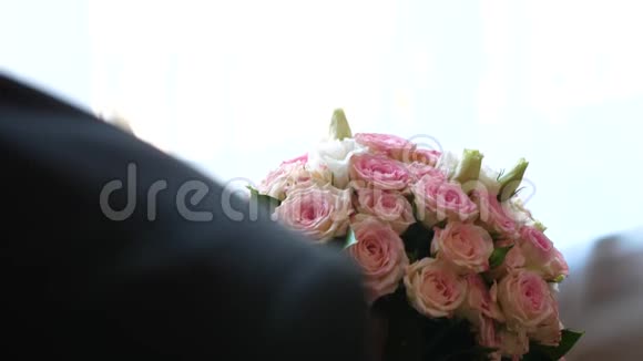 一个人手里拿着一束五颜六色的玫瑰视频的预览图