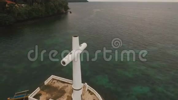 海上的天主教十字架视频的预览图