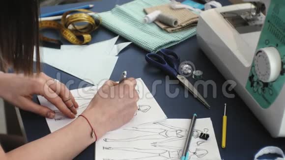 桌面女裁缝设计师内衣侧视蓝色背景视频的预览图