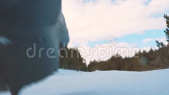 人的脚在深雪中行走慢动作视频带背包的人在雪林冬天散步克服困难视频的预览图
