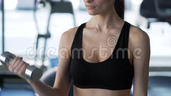 可爱的女人在健身房锻炼视频的预览图