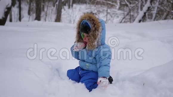 一个有趣的孩子在雪地里玩耍视频的预览图