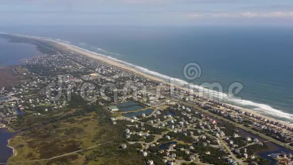 鸟瞰城镇海洋和海滩4k视频的预览图