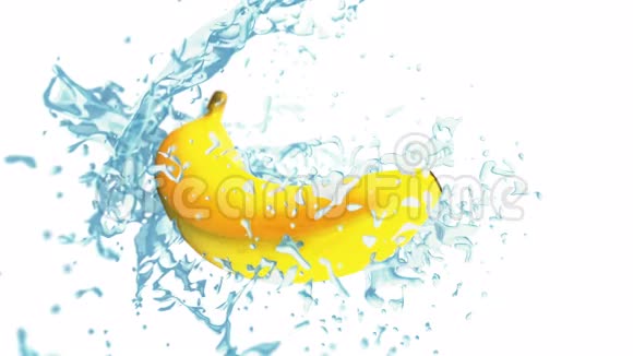 新鲜的黄色香蕉在水中溅在白色背景上视频的预览图