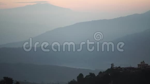 喜马拉雅山谷山上的橙色日出视频的预览图
