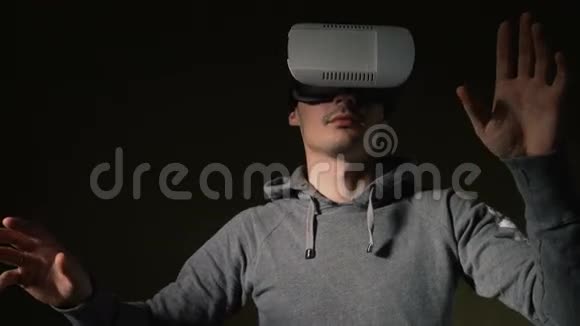 在客厅戴虚拟现实耳机的人视频的预览图