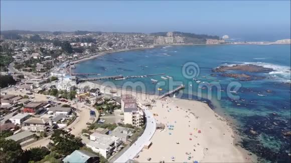 智利海滩和城市的鸟瞰图视频的预览图