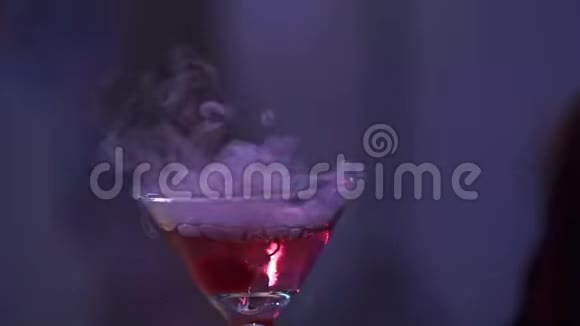 派对上穿着起泡葡萄酒的女人视频的预览图