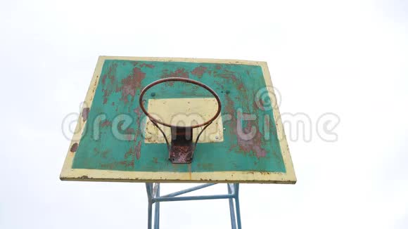 旧篮筐篮球底景户外生锈铁球进入运动篮筐视频的预览图