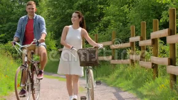 夏天有固定齿轮自行车的快乐情侣视频的预览图