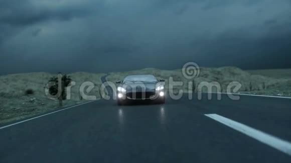 公路上的黑色跑车黑暗的环境超级逼真的4K动画视频的预览图