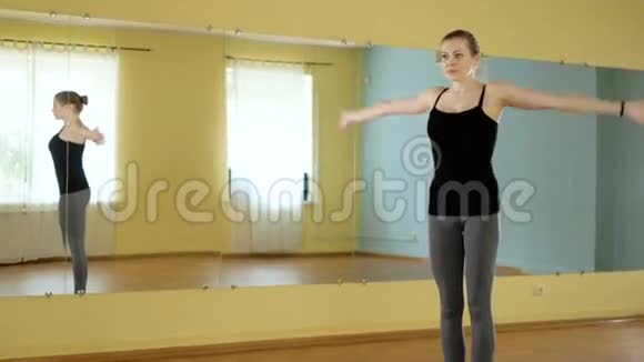 年轻美丽的女子瑜伽工作室生活视频的预览图