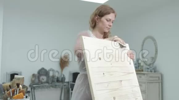 车间里的那个女人正在做木板造成了古代的影响视频的预览图