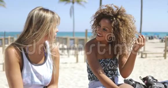快乐的女人在海滩上聊天视频的预览图