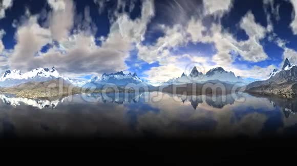 高山和湖泊上空的大天空视频的预览图